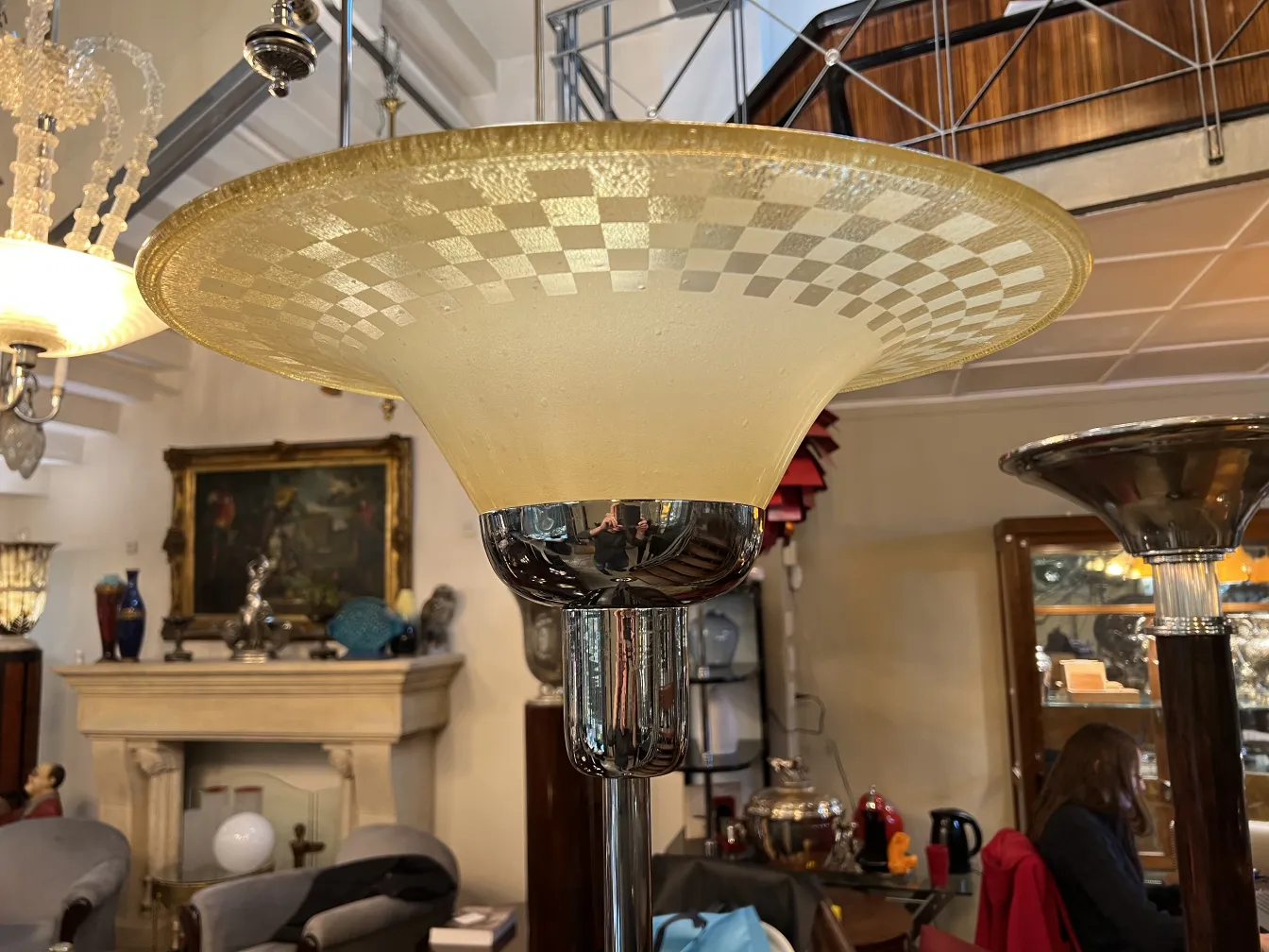 Luminária de pé antiga WMF com tons claros e forma elegante, parte de um ambiente acolhedor.