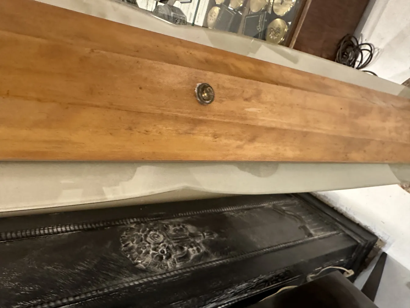 Primo piano di una lampada da terra antica in un ambiente accogliente.