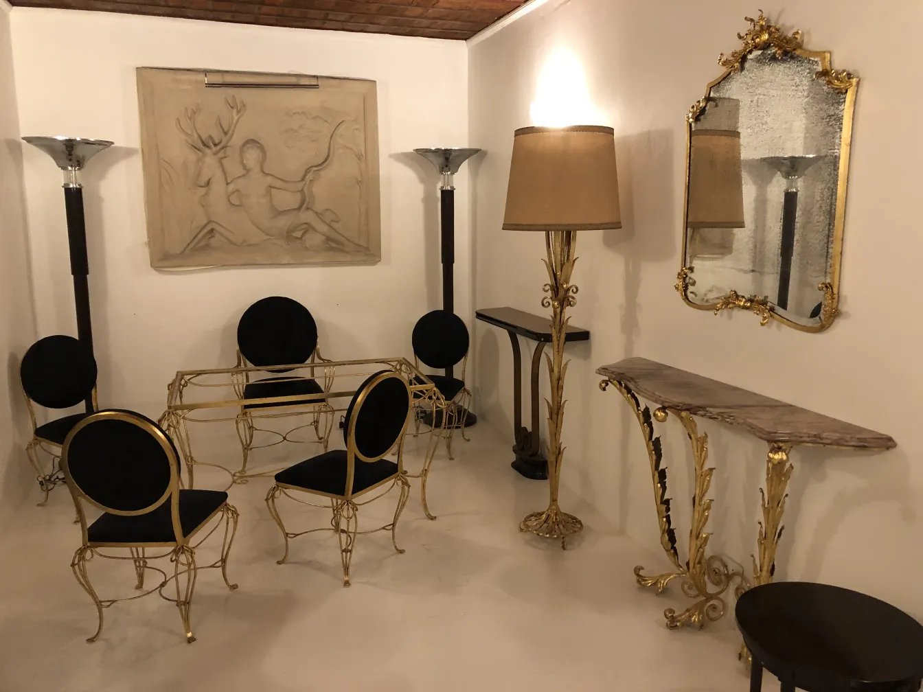 Luminária de pé antiga com cúpula em uma sala elegante com cadeiras