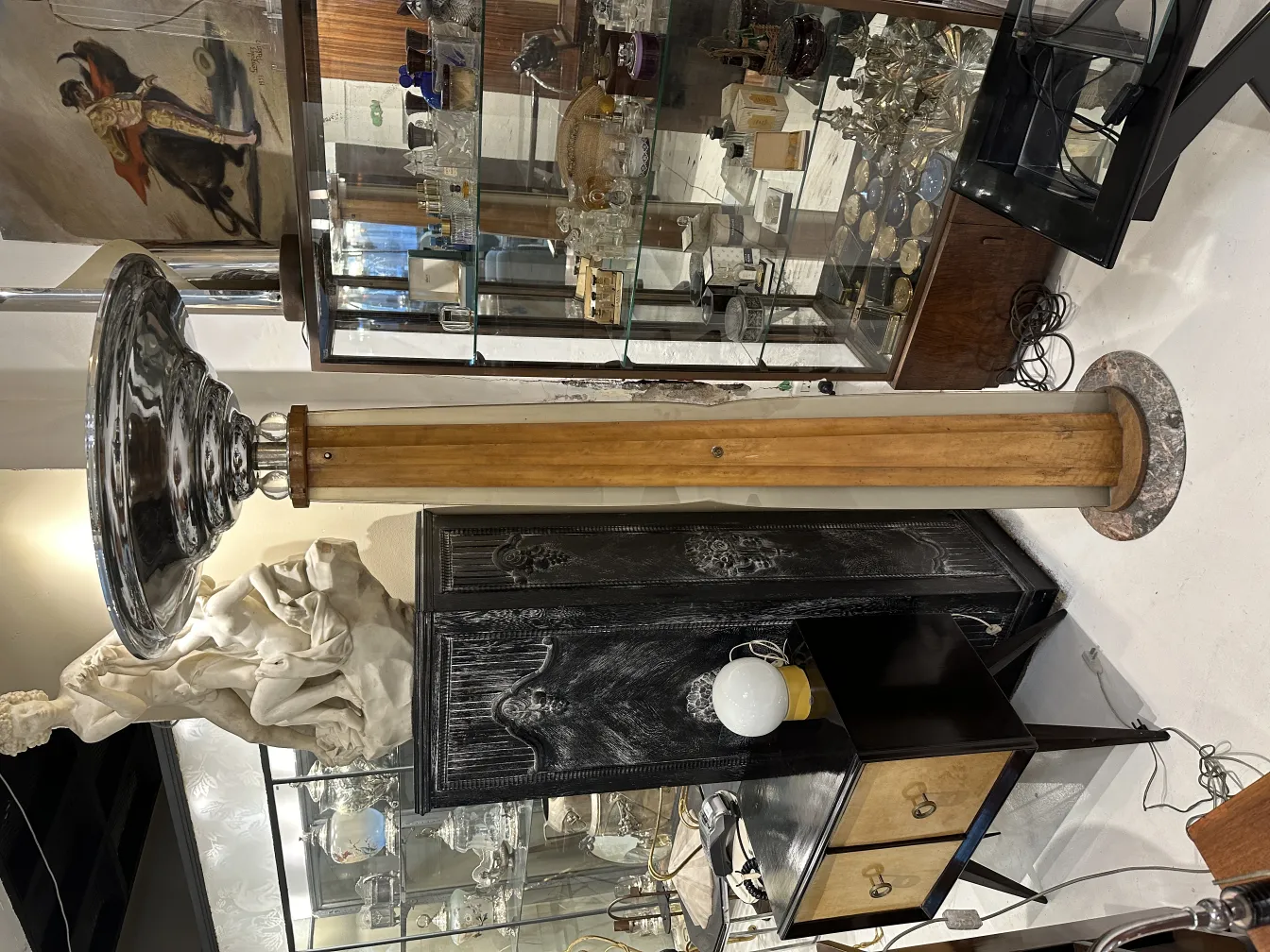 반짝이는 마감 처리가 된 고전 스타일의 플로어 램프, 우아한 설정에 배치됨