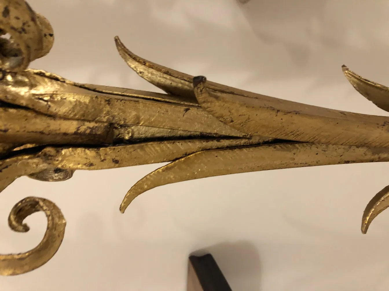 Torchiere antique avec finitions dorées et designs raffinés.