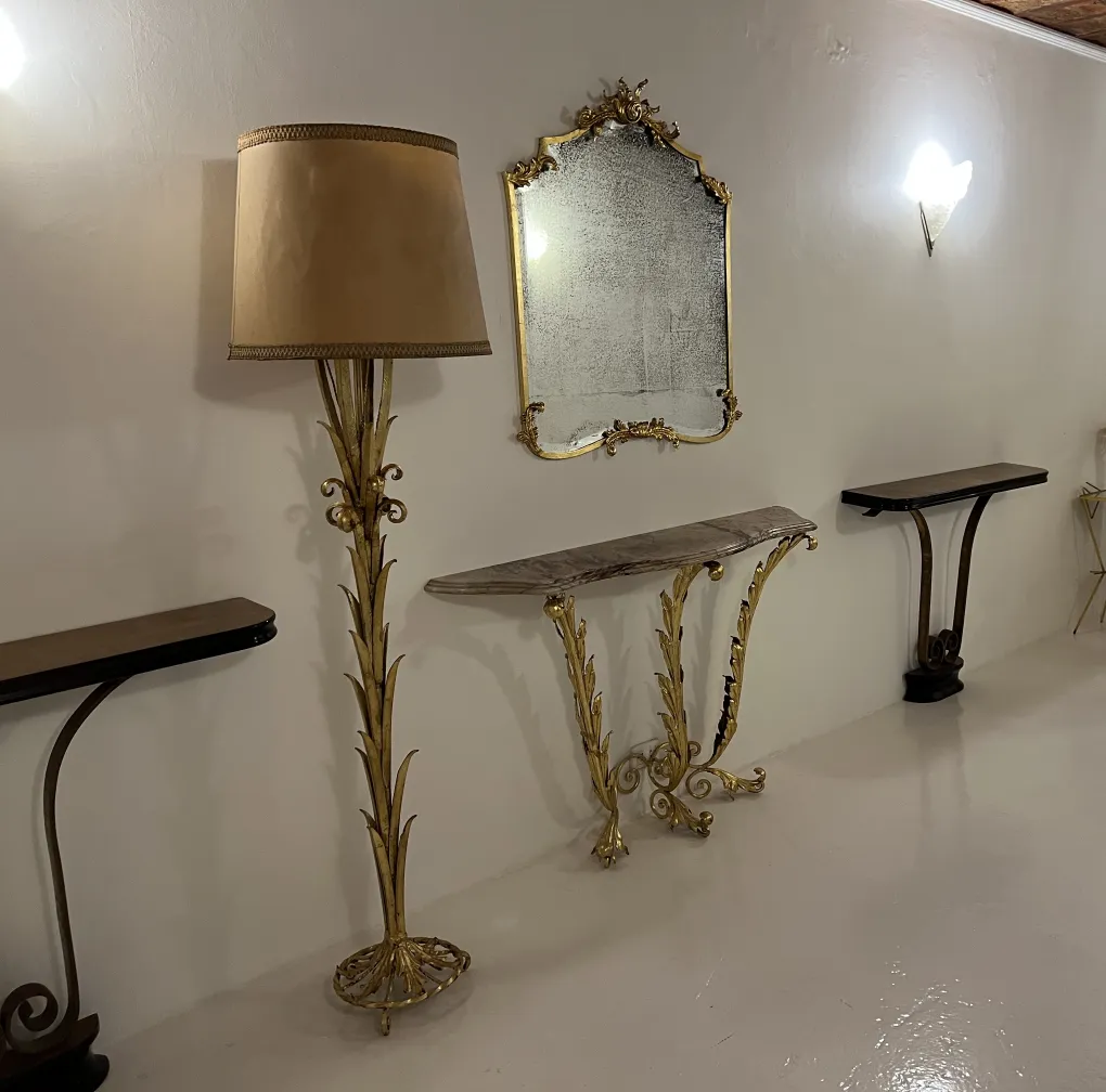 lampada da terra antica dorata con paralume chiaro e specchio decorativo