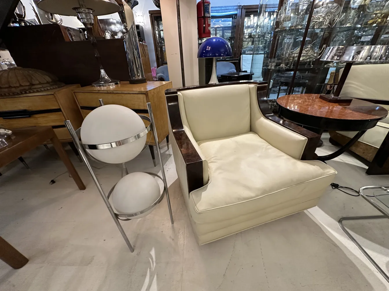 Luminária de pé antiga com design elegante em ambiente clássico