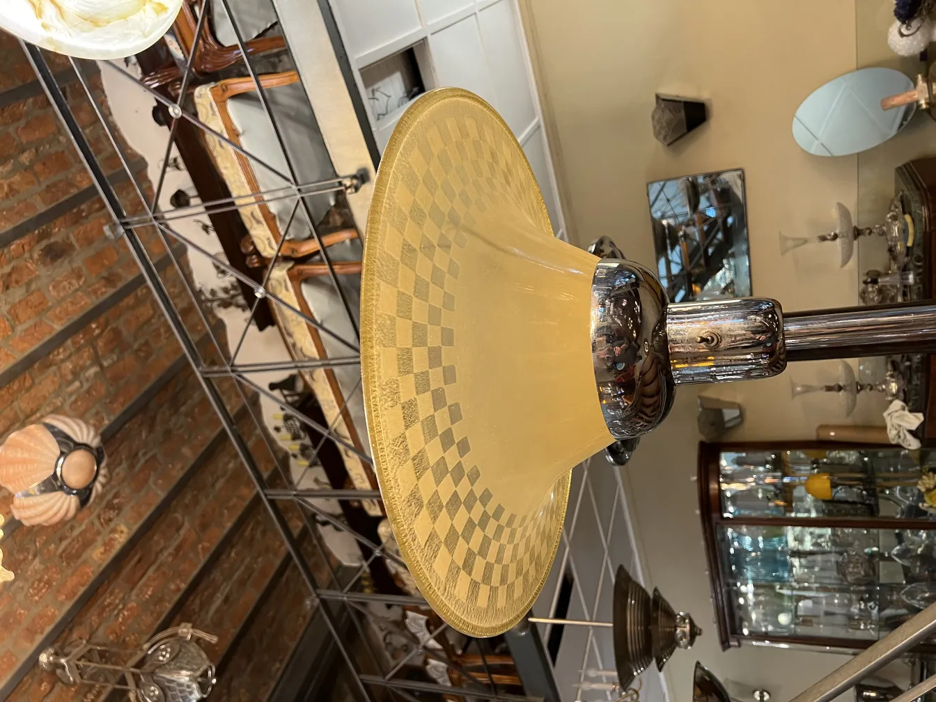 luminaria de pé antiga com cúpula amarela e detalhes em metal, ambiente clássico