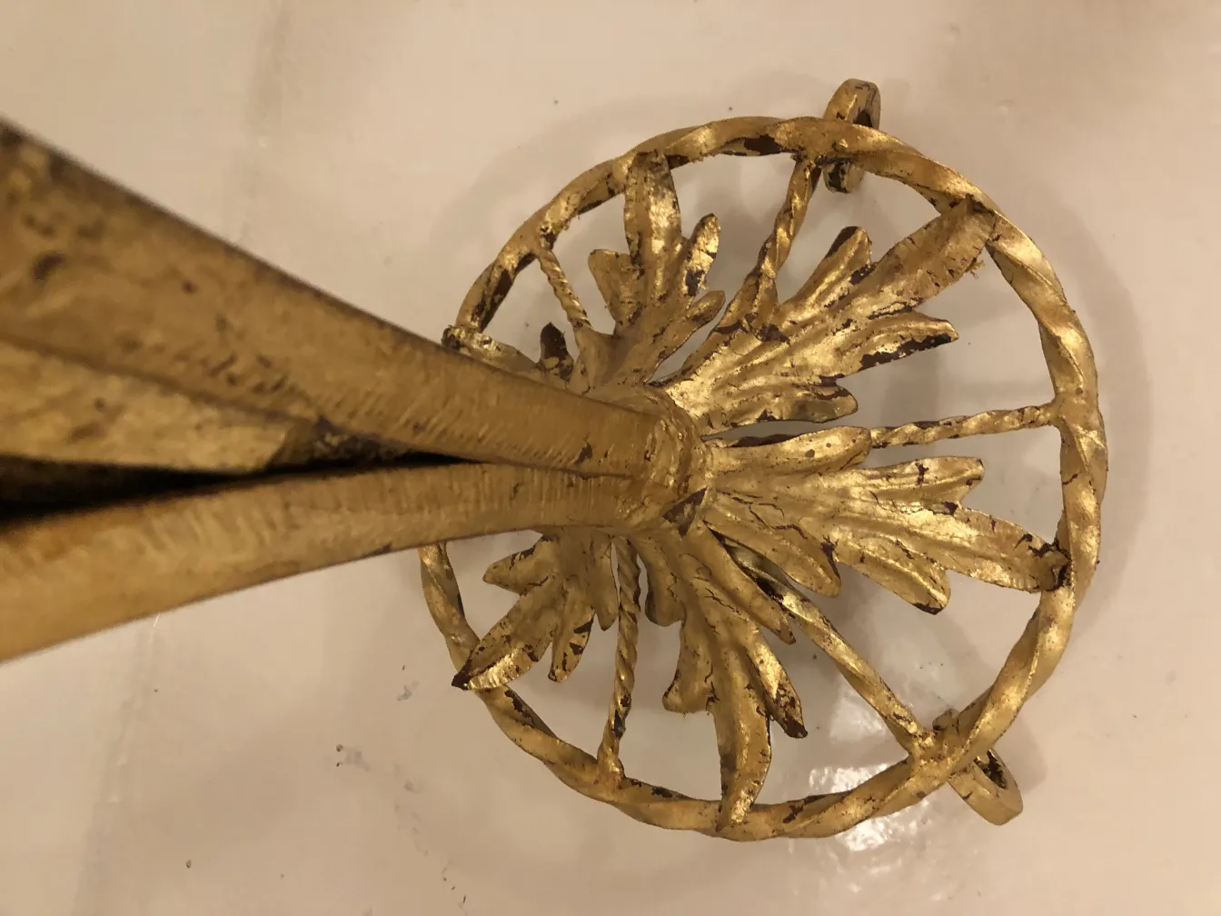 Antike Stehleuchte mit dekorativem goldenen Sockel.