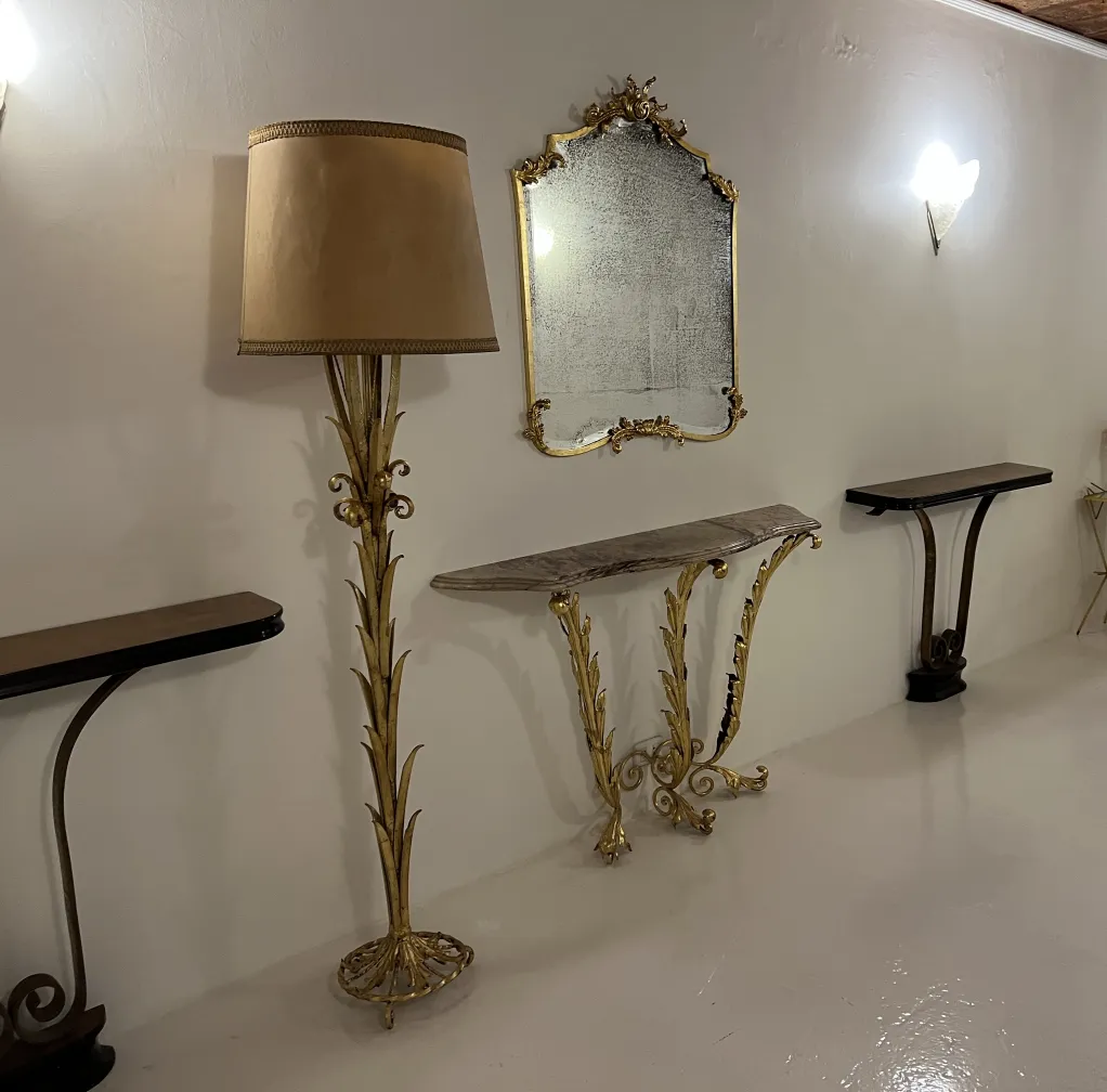 Torchiere antique au style classique dans une pièce élégante avec un miroir ancien.