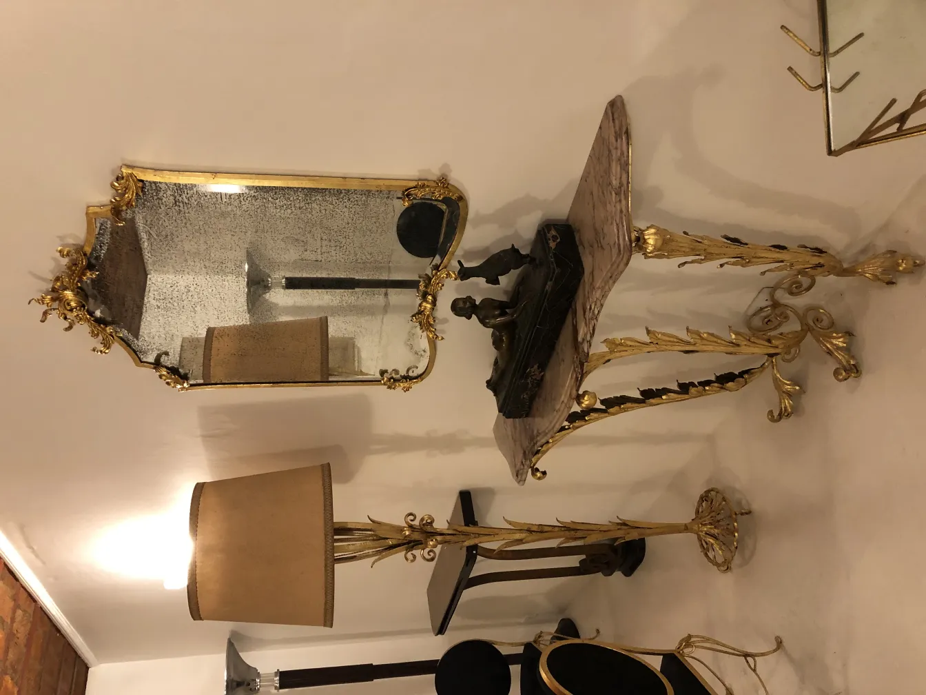 Luminária de pé antiga com cúpula bege e detalhes dourados, em um ambiente elegante