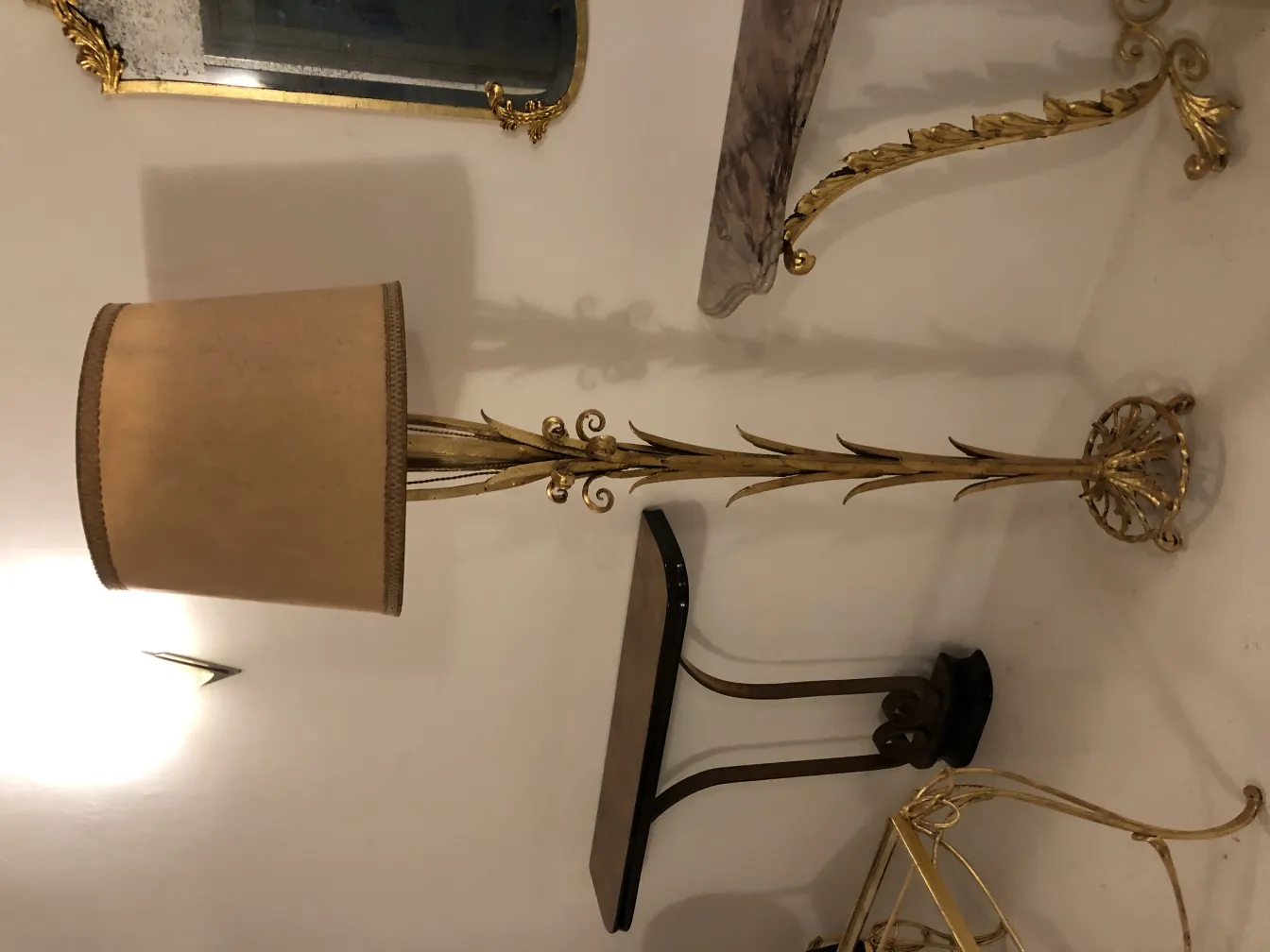 alte stehleuchte mit floralem Design und beigem Schirm in einem eleganten Ambiente