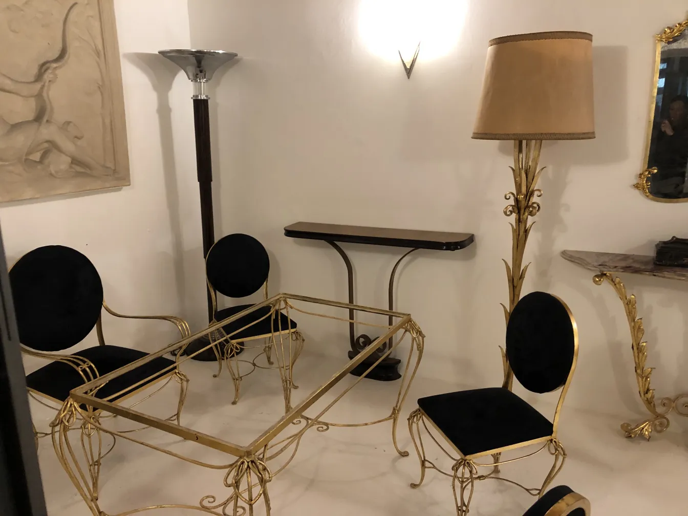 Lampada da terra antica con paralume beige in un ambiente elegante
