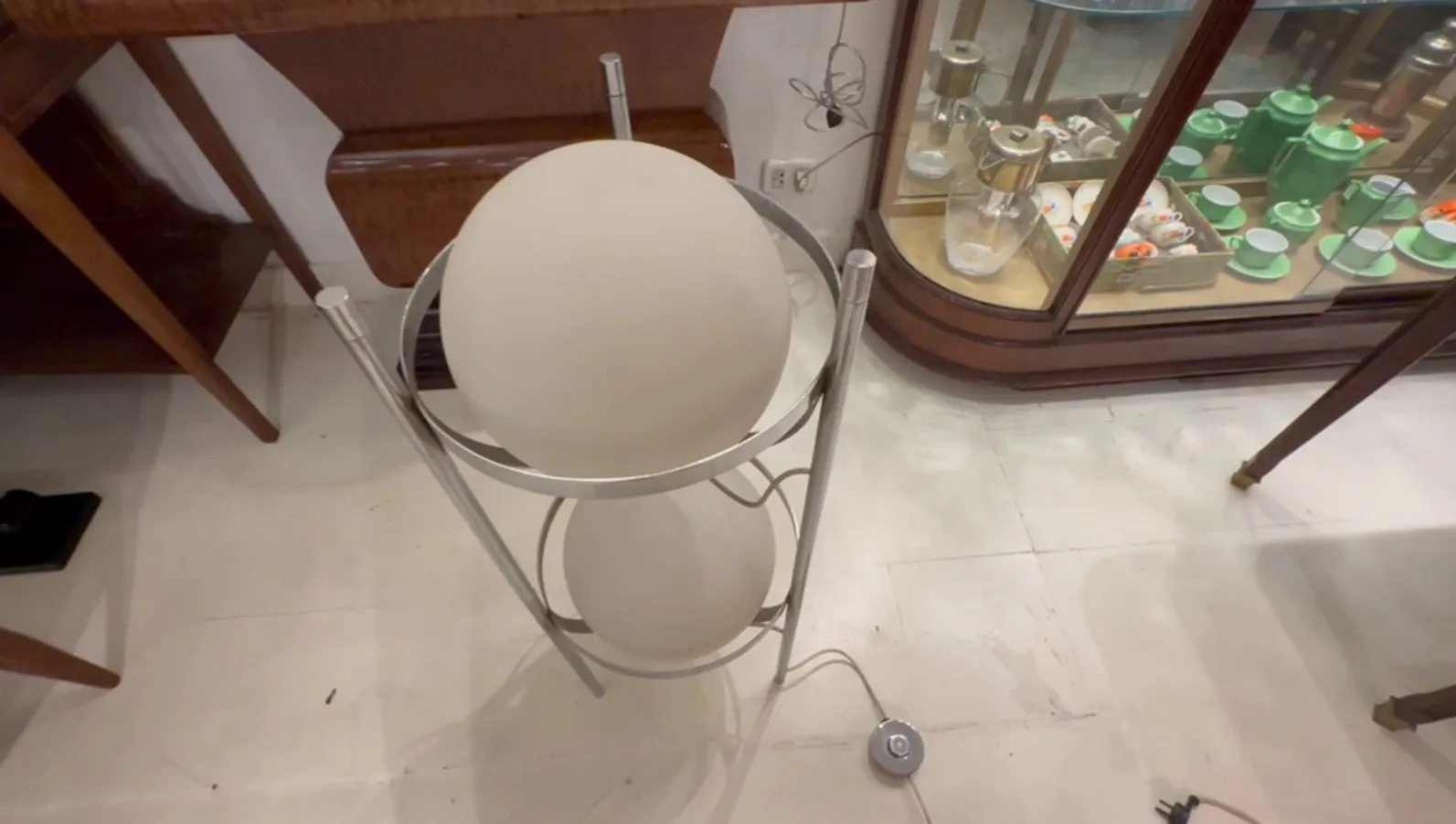 Antike Stehleuchte mit Glas-Kugeln in einer vintage Umgebung.