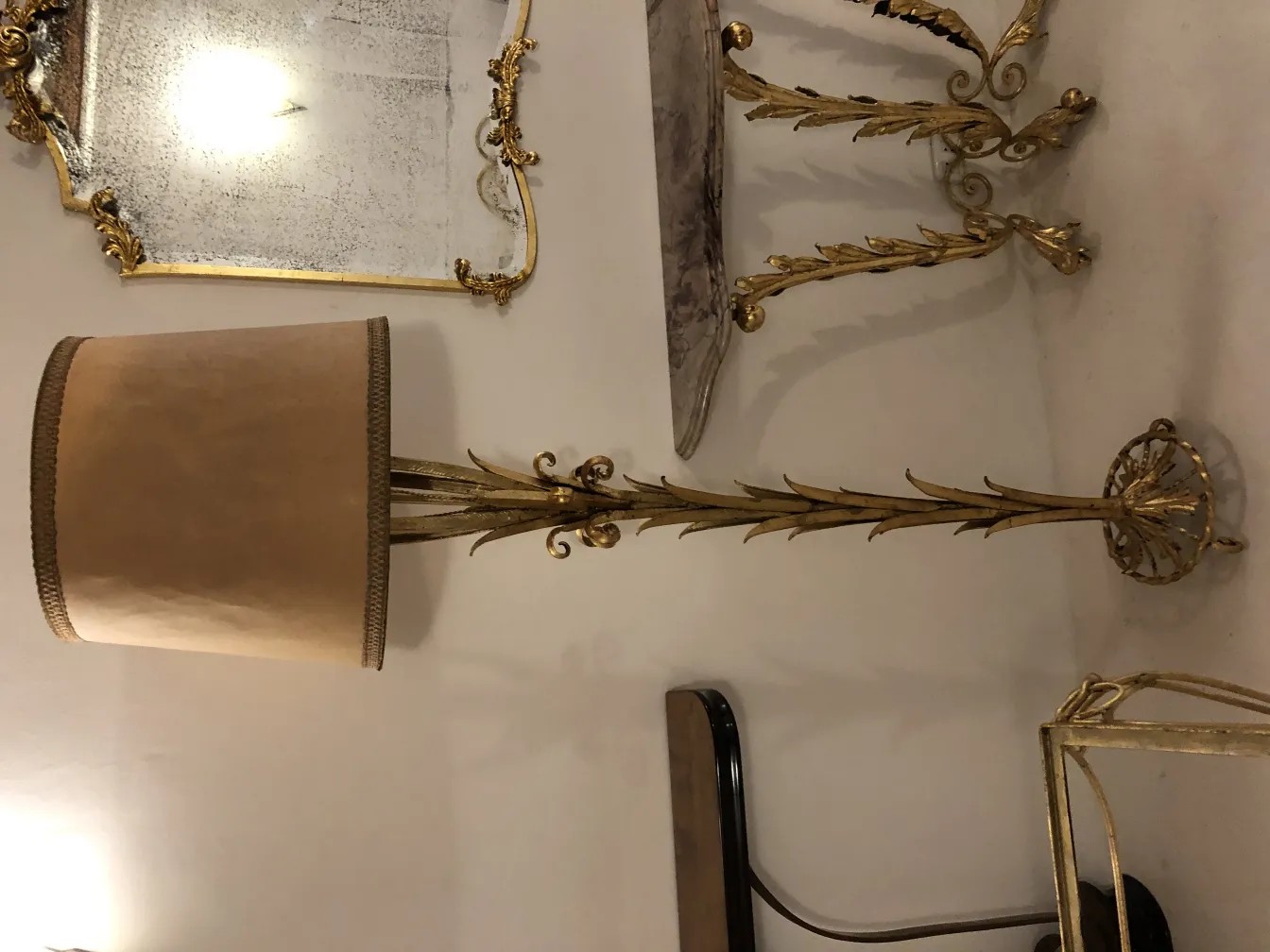 luminária de pé antiga com cúpula bege e detalhes dourados em ambiente elegante