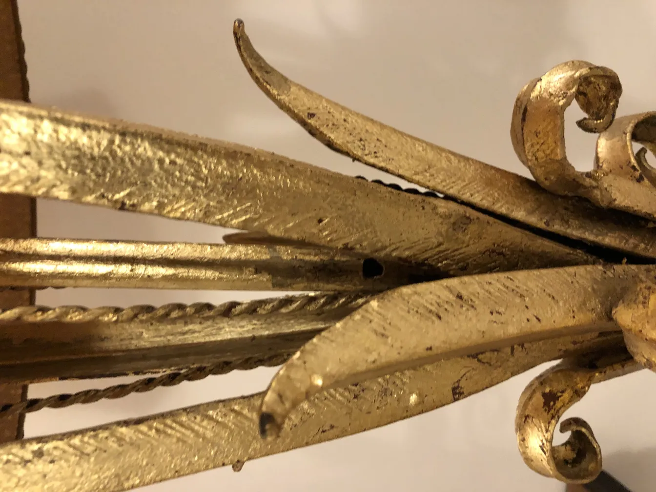 古董落地灯带金色细节，放置在舒适的环境中。