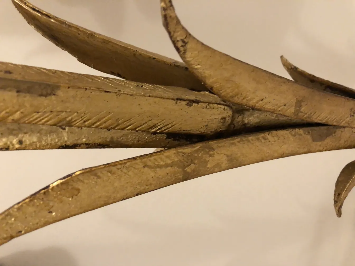 고대의 플로어 램프, 금색 세부 사항과 스타일화된 디자인, 우아한 분위기.