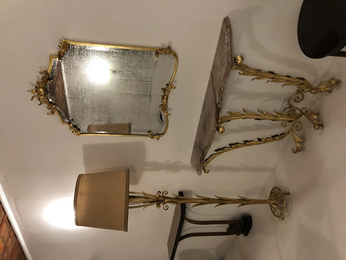 Luminária de pé antiga com base dourada e sombra bege em um ambiente elegante