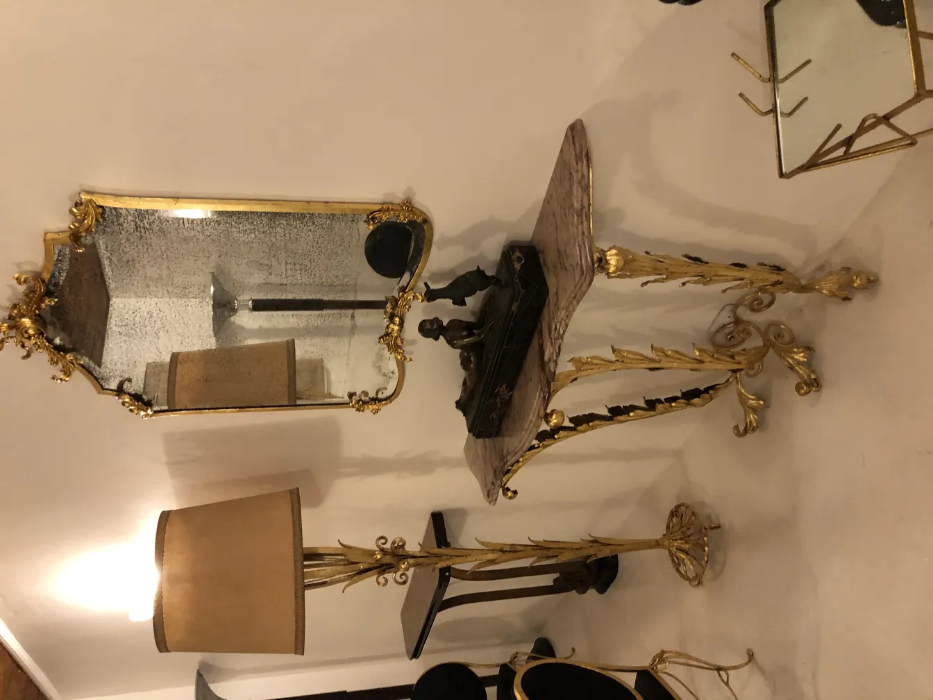 古典落地灯，金色底座和米色灯罩，环境优雅。