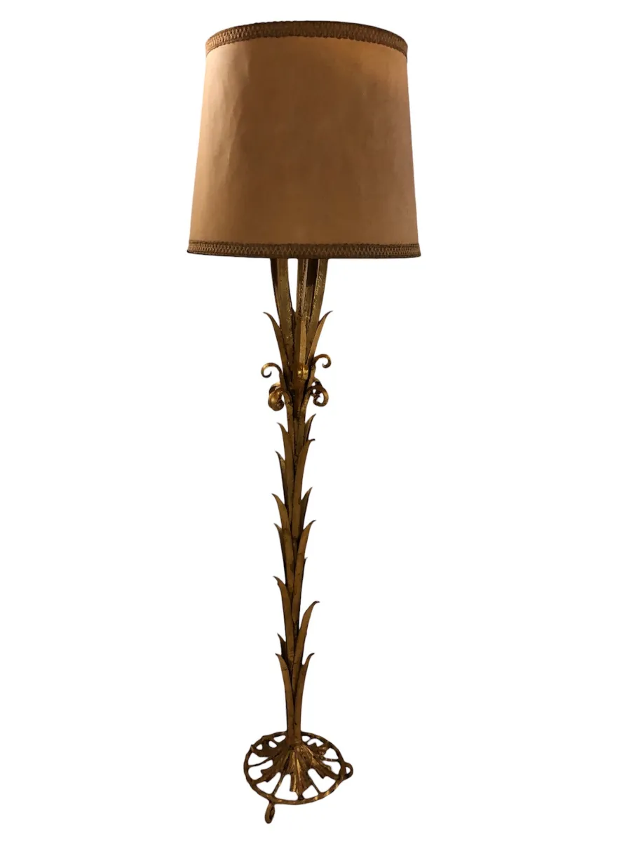 Luminária de pé antiga com base decorativa e sombra clara, perfeita para ambientes elegantes.