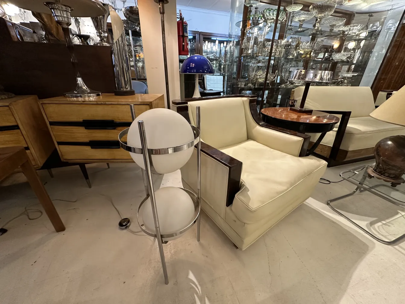 Lámpara de pie antigua con diseño moderno y esferas blancas, en un ambiente elegante.