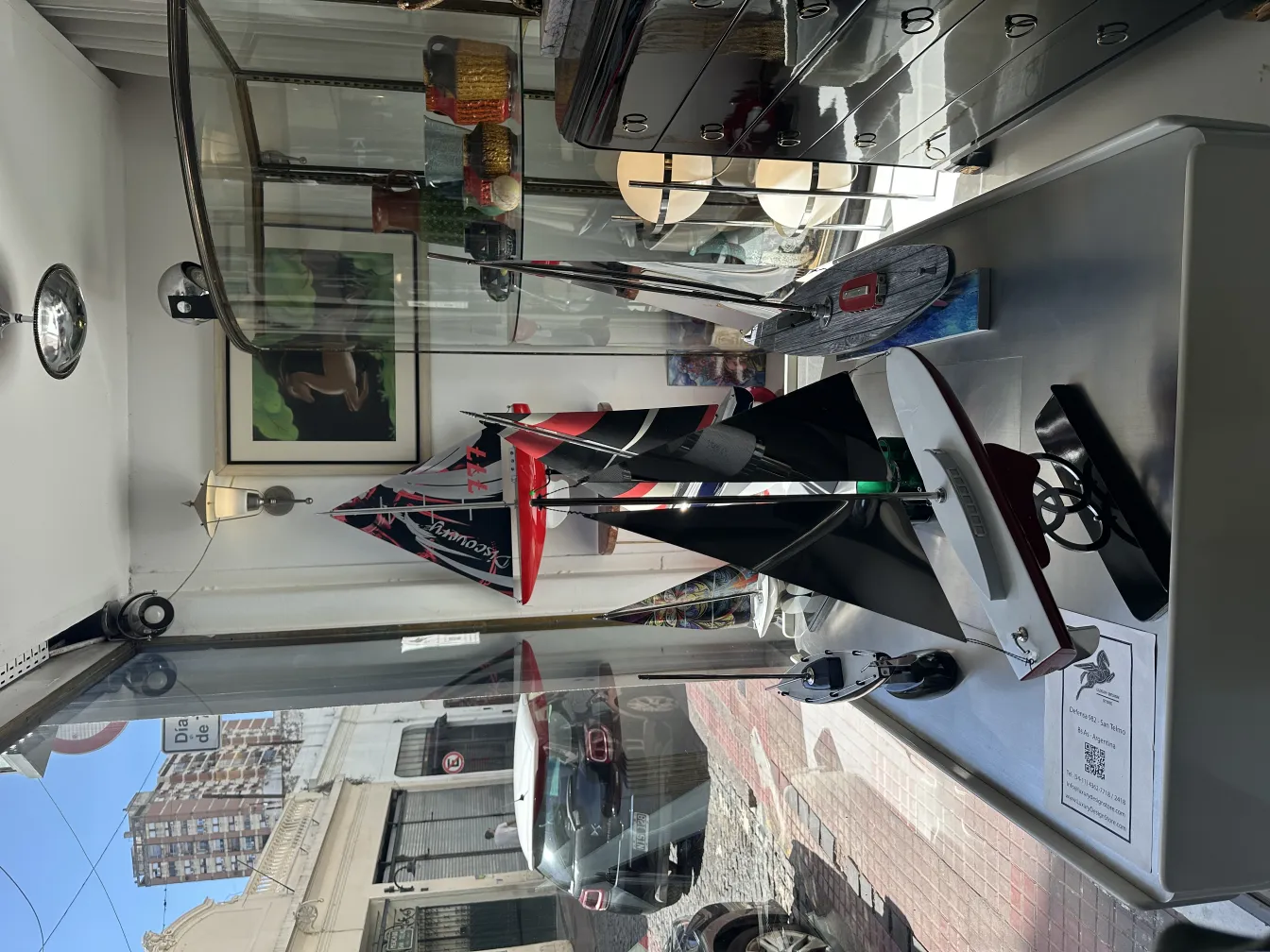 مصباح-أرضي-قديم-بتفاصيل-فنية-في-متجر-محيط-به-أشياء-متنوعة.