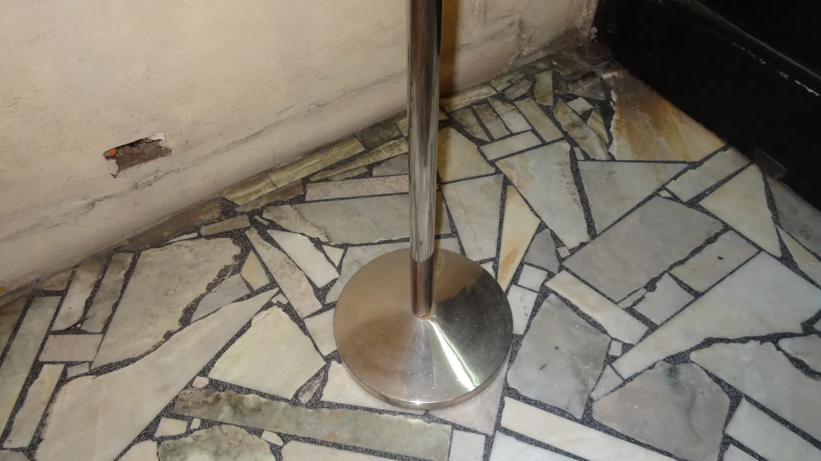 Antike Stehleuchte in einem klassischen Ambiente mit dekorativen Details