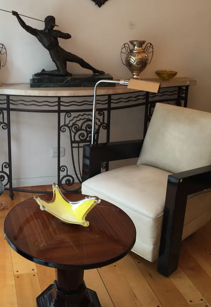 Antike Stehleuchte mit verstellbarem Licht in einem eleganten Ambiente.