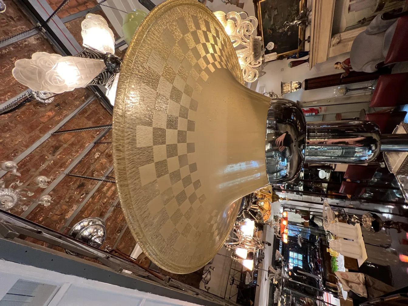 luminária de pé WMF antiga com cúpula decorativa e base elegante, ambiente acolhedor