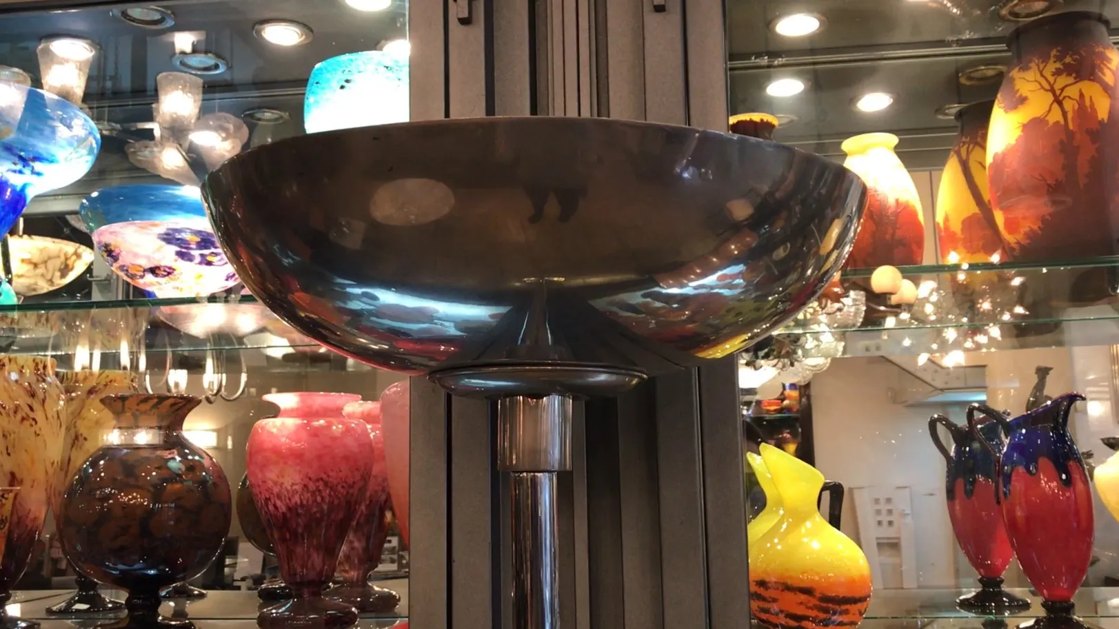 Lámpara de pie antigua con base elegante y detalles