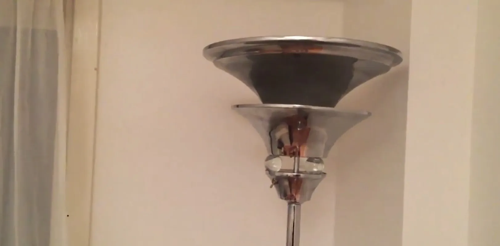 Luminária de pé antiga com design elegante e contemporâneo, perfeita para o lar.