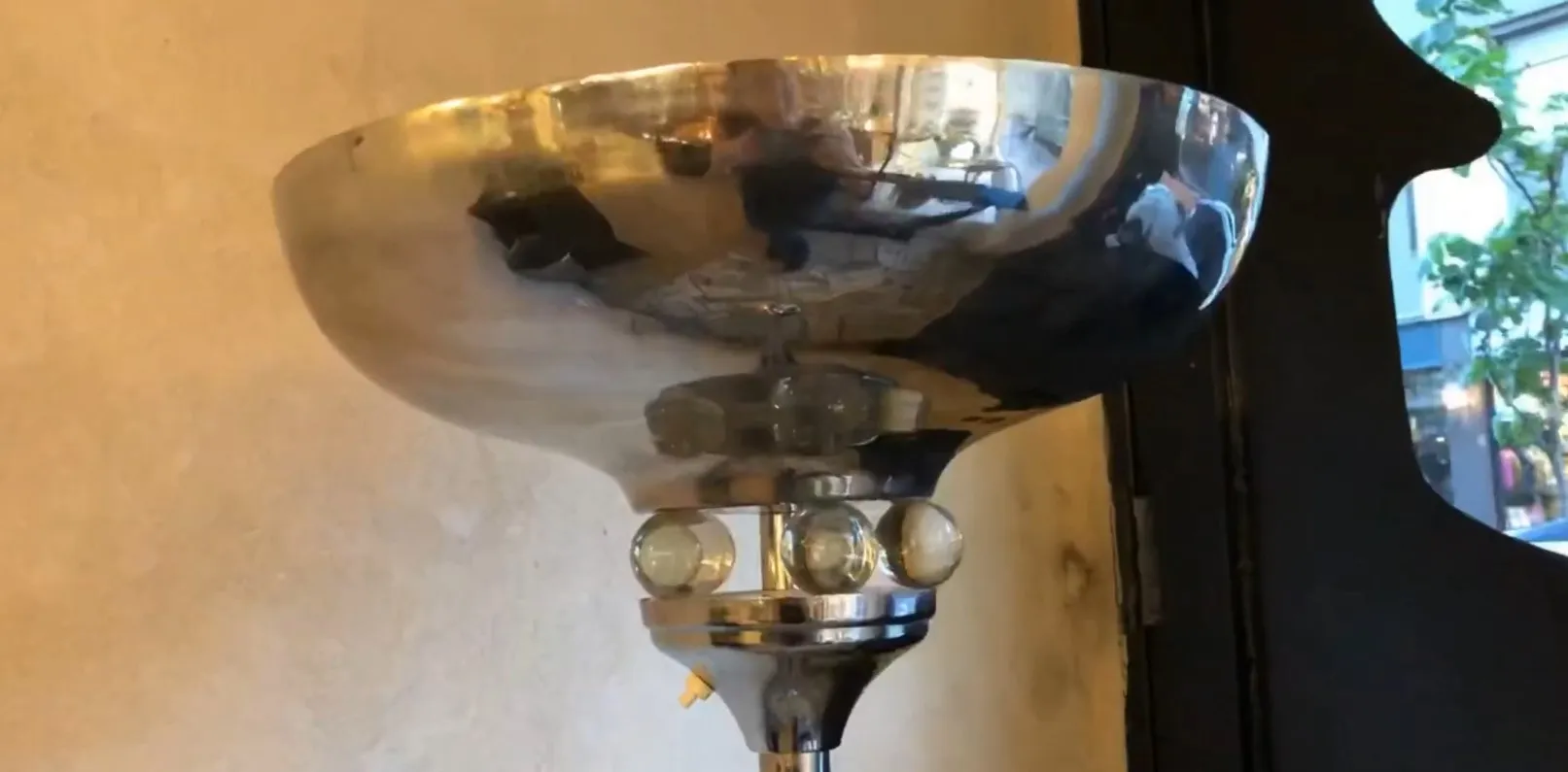 Alte Stehleuchte mit klassischem Design, perfekt für die Atmosphäre.