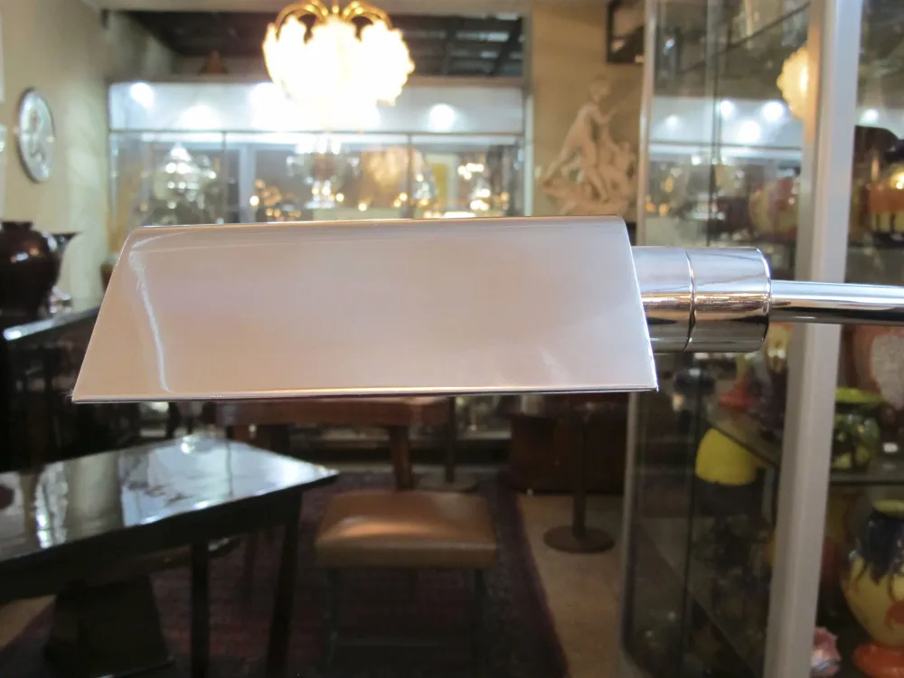 Lampada da terra antica con design elegante in un ambiente accogliente