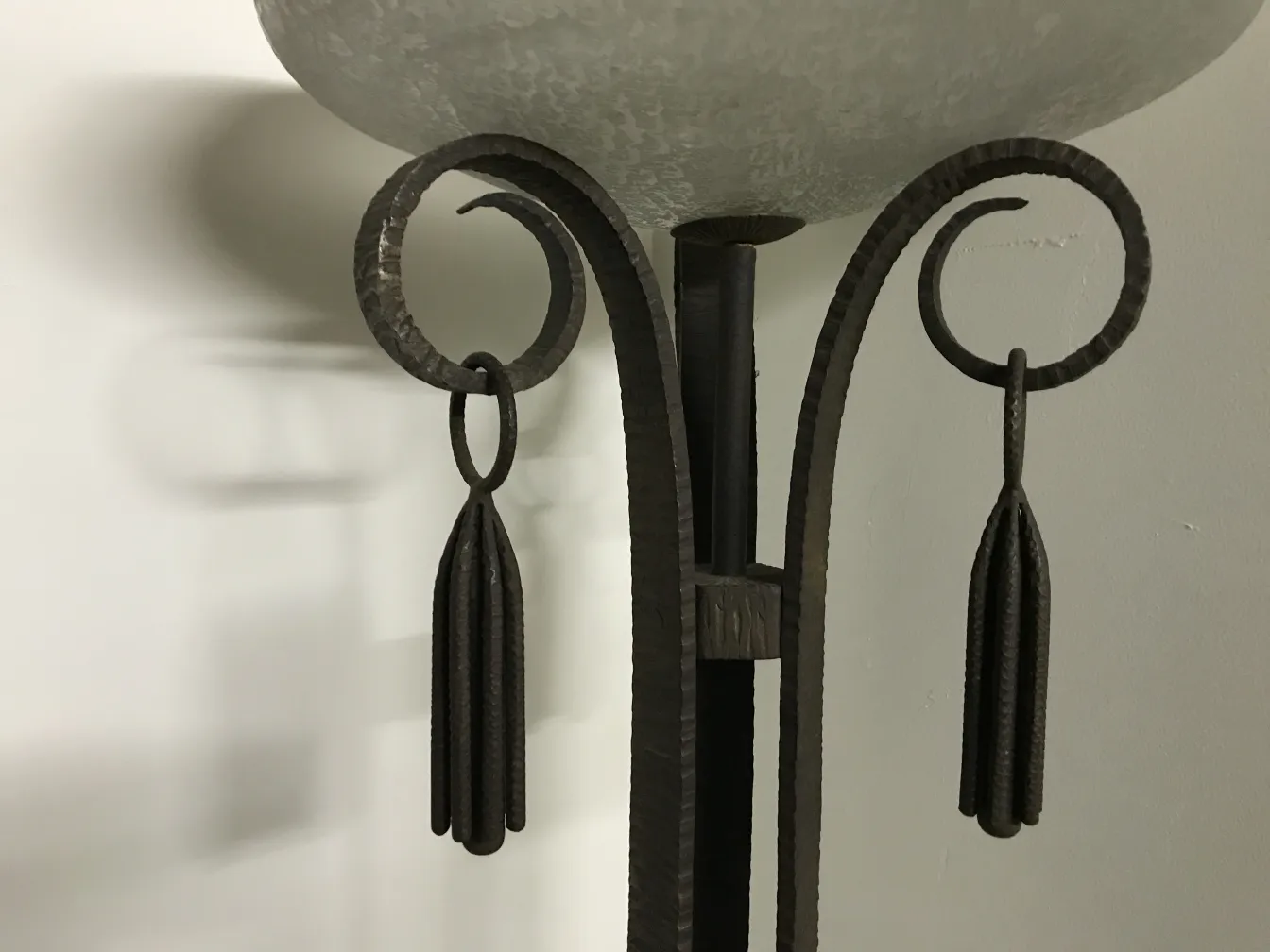 Luminária de pé antiga com detalhes ornamentais e franjas