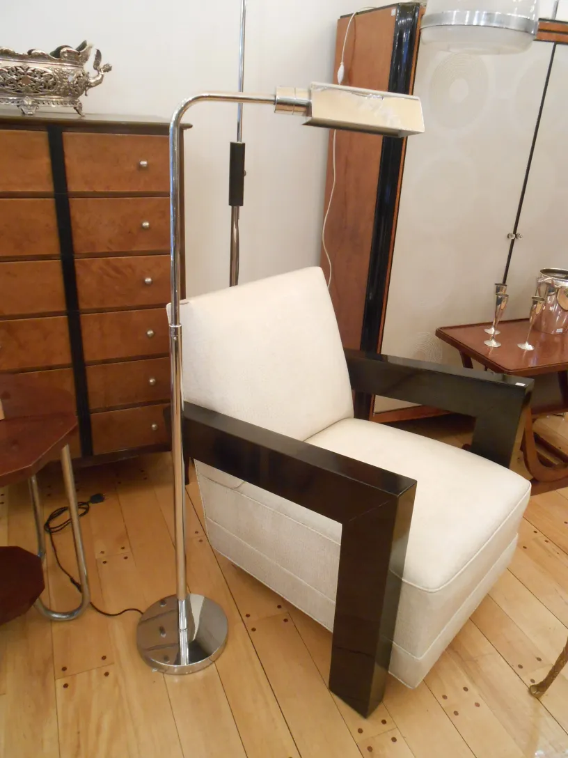 Torchiere ancienne avec un design moderne et élégant;