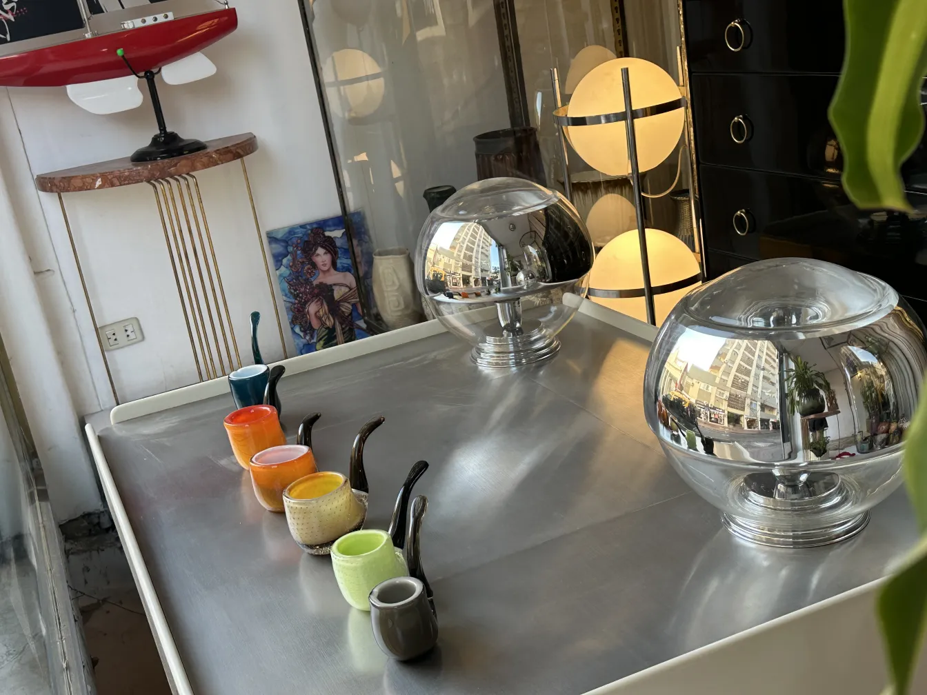 Lámpara de pie antigua de diseño elegante con luz suave