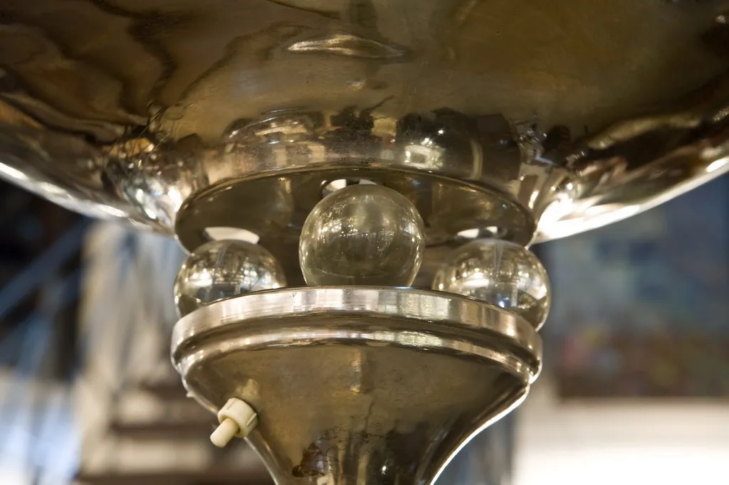 Antike Stehleuchte mit Kugeldetails, elegantes Umfeld