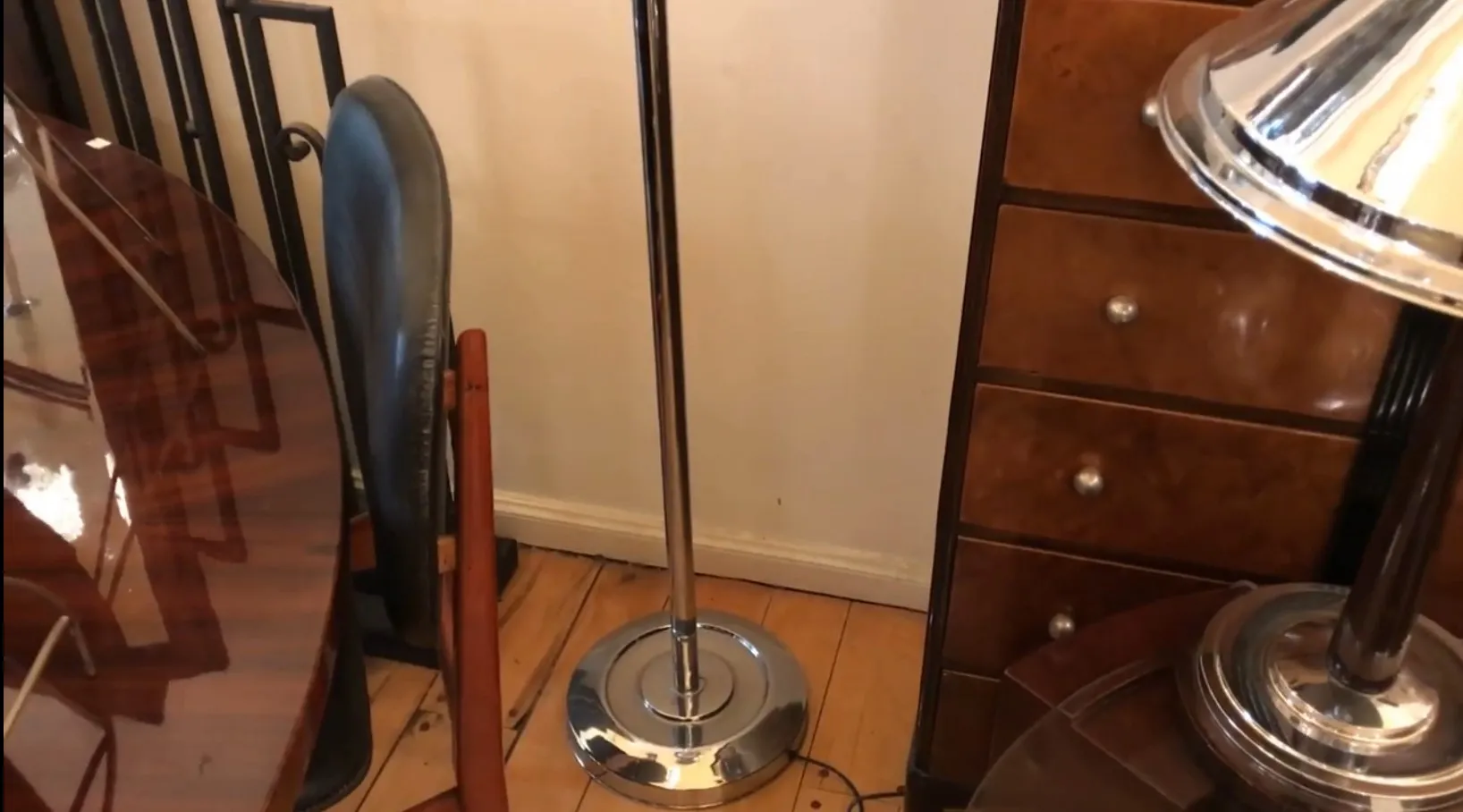 Torchiere antique brillante dans un cadre accueillant.