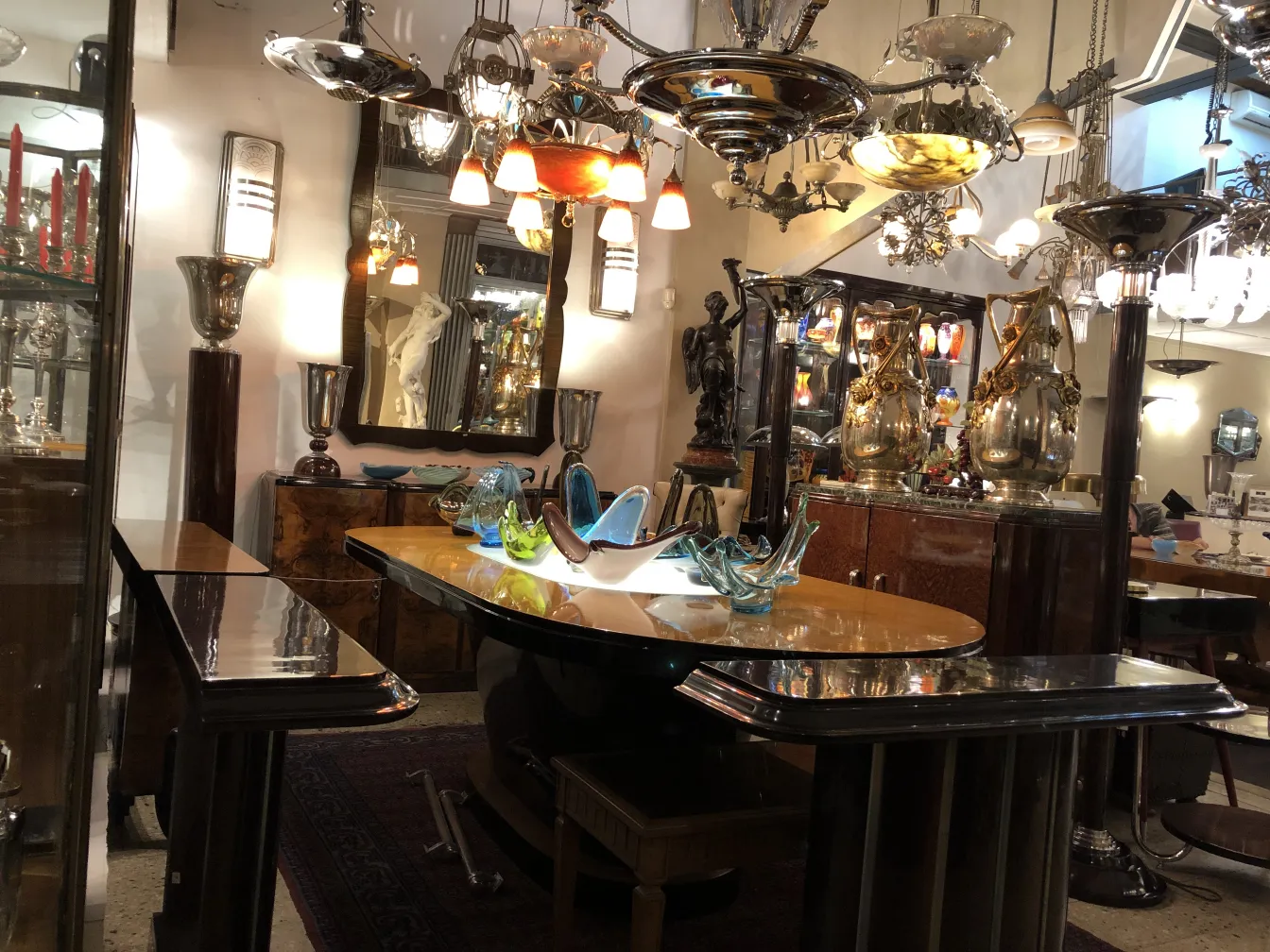 Lámpara de pie antigua en un entorno clásico con decoraciones