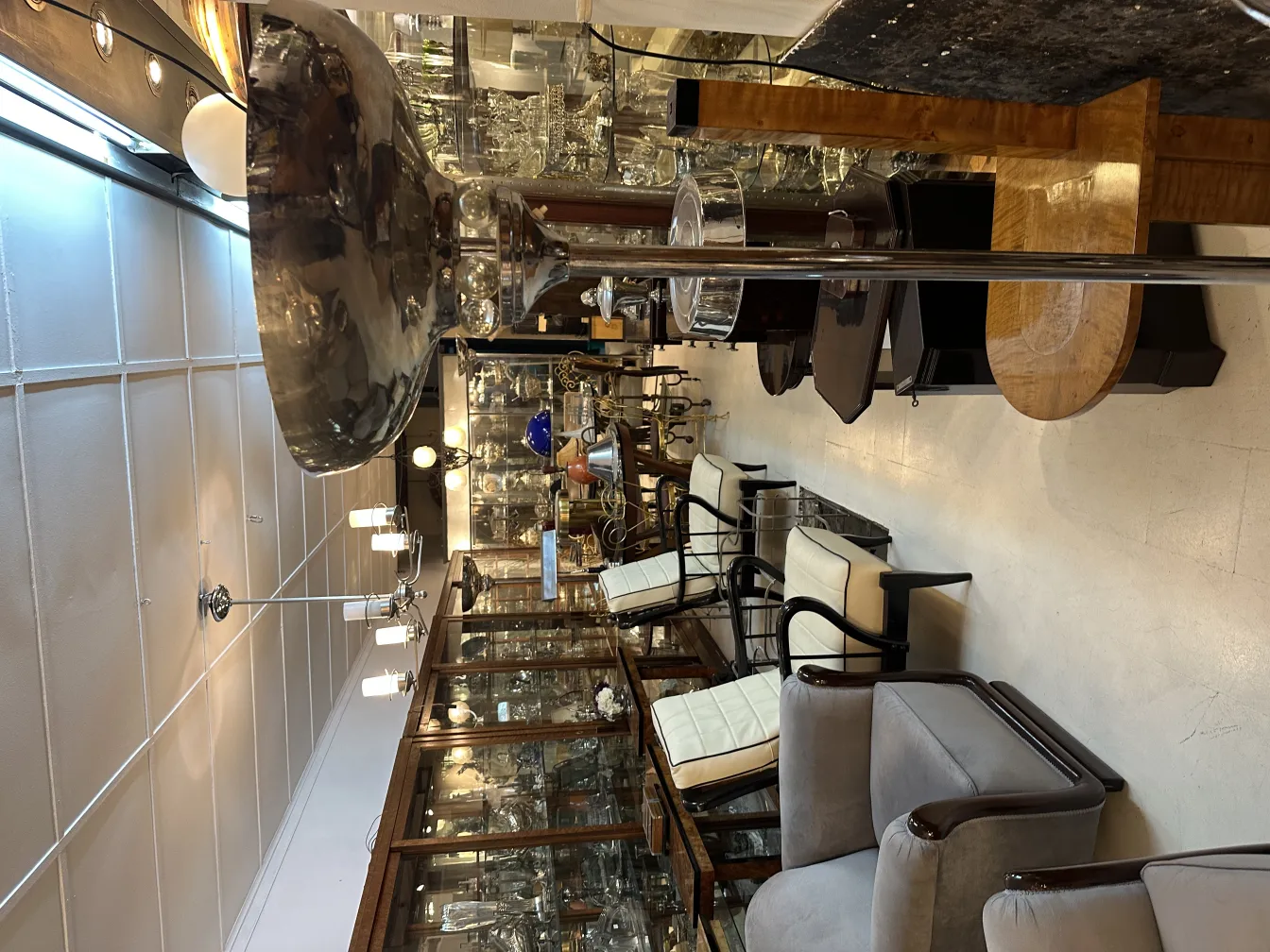 Lámpara de pie antigua con acabado brillante, en ambiente con muebles clásicos.