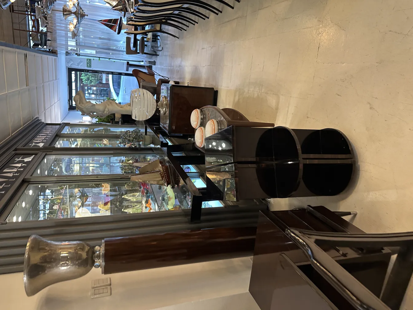 Torchiere ancienne au design élégant dans un cadre sophistiqué