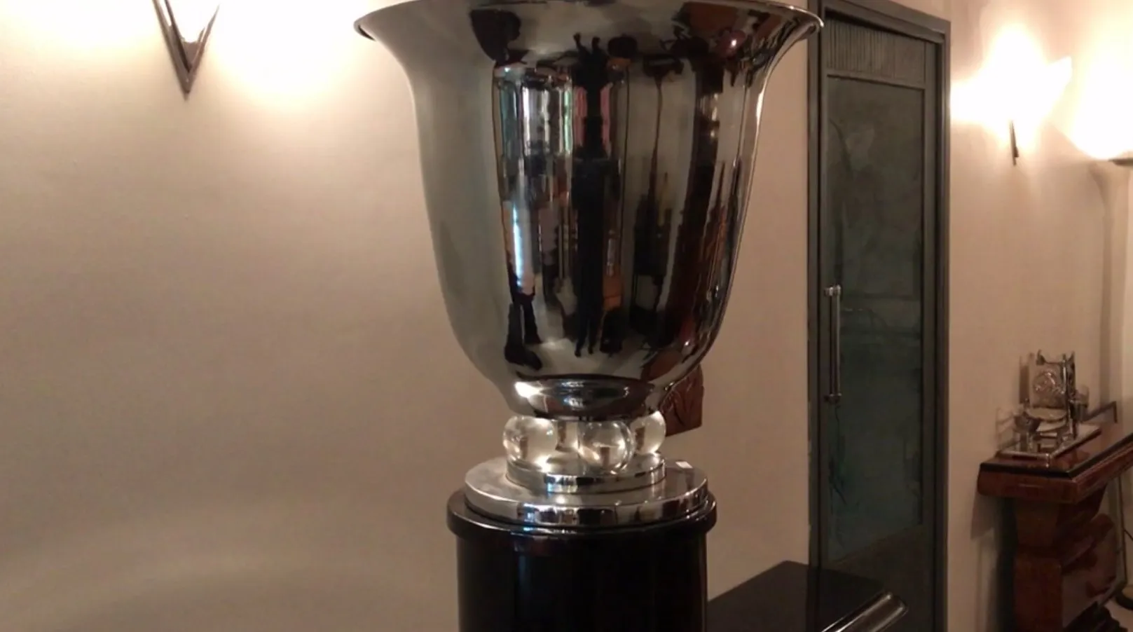 Lámpara de pie antigua brillante con base elegante, iluminando un espacio acogedor.