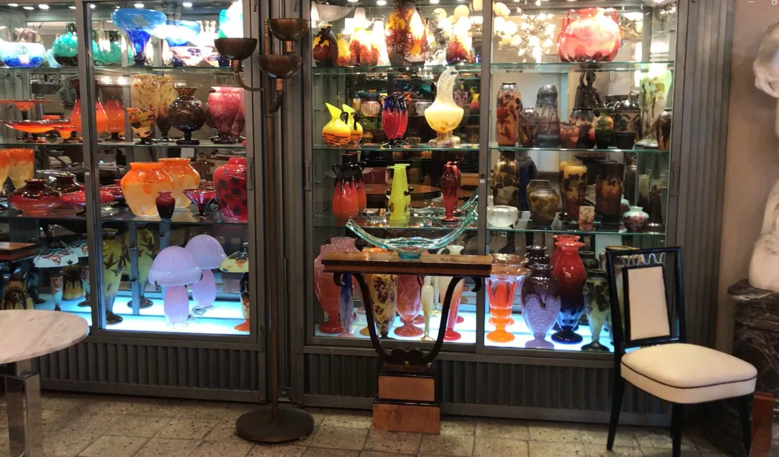 Lampada da terra antica in un ambiente decorativo con vasi colorati