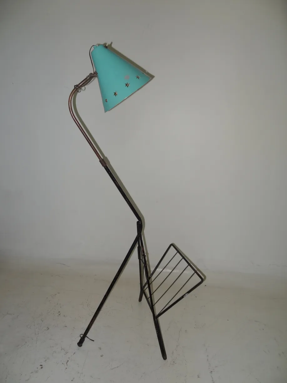 Lampada da terra antica con paralume blu e scaffale