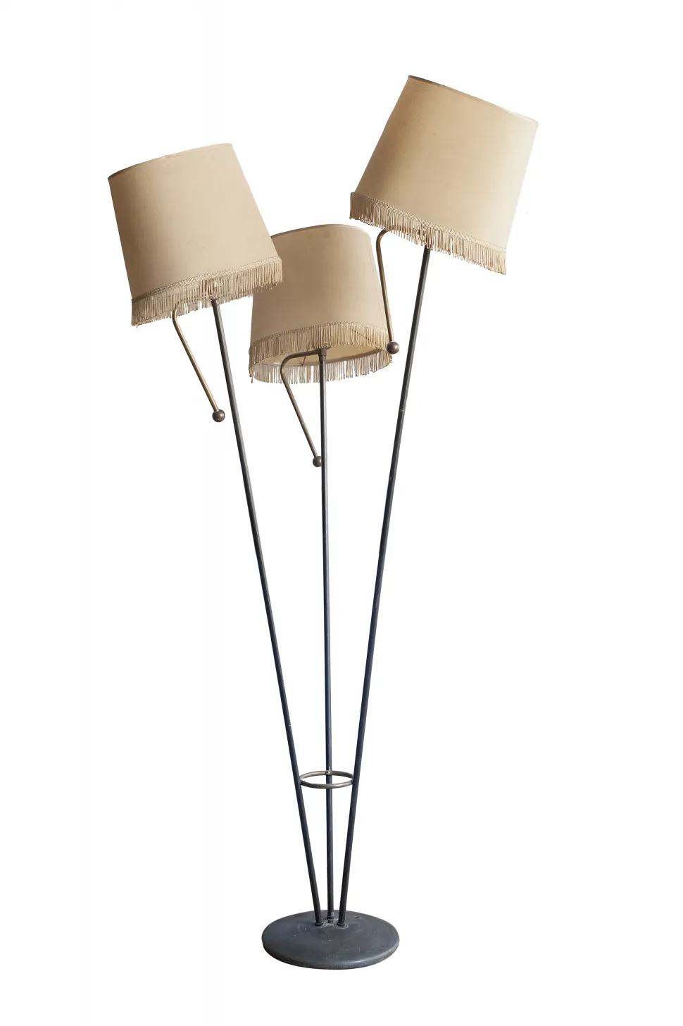 Lampada da terra antica Jean Royère con tre paralumi beige, atmosfera accogliente.