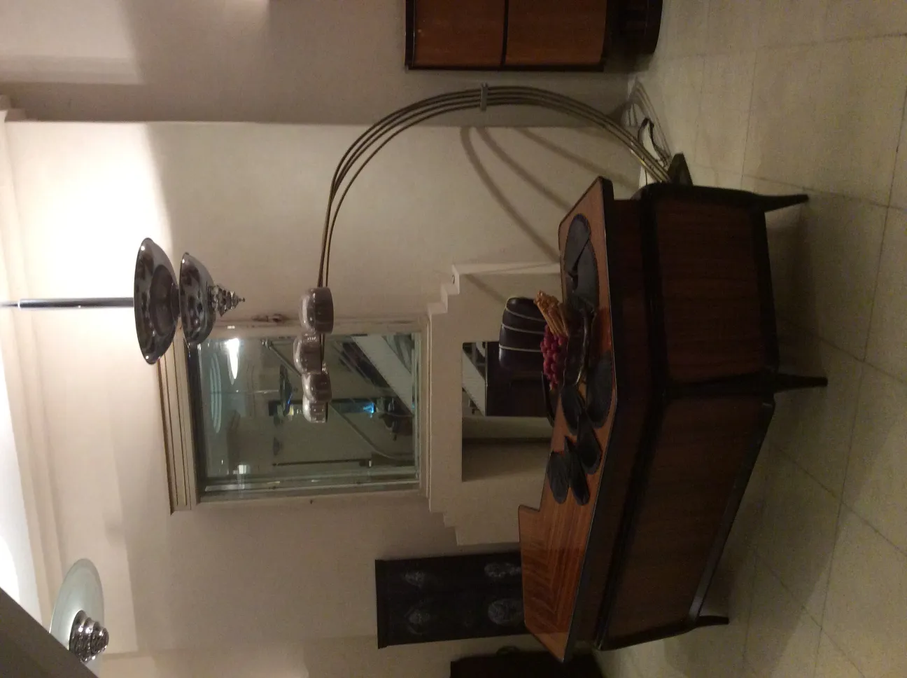 Antica lampada da terra con design curvato e più luci.