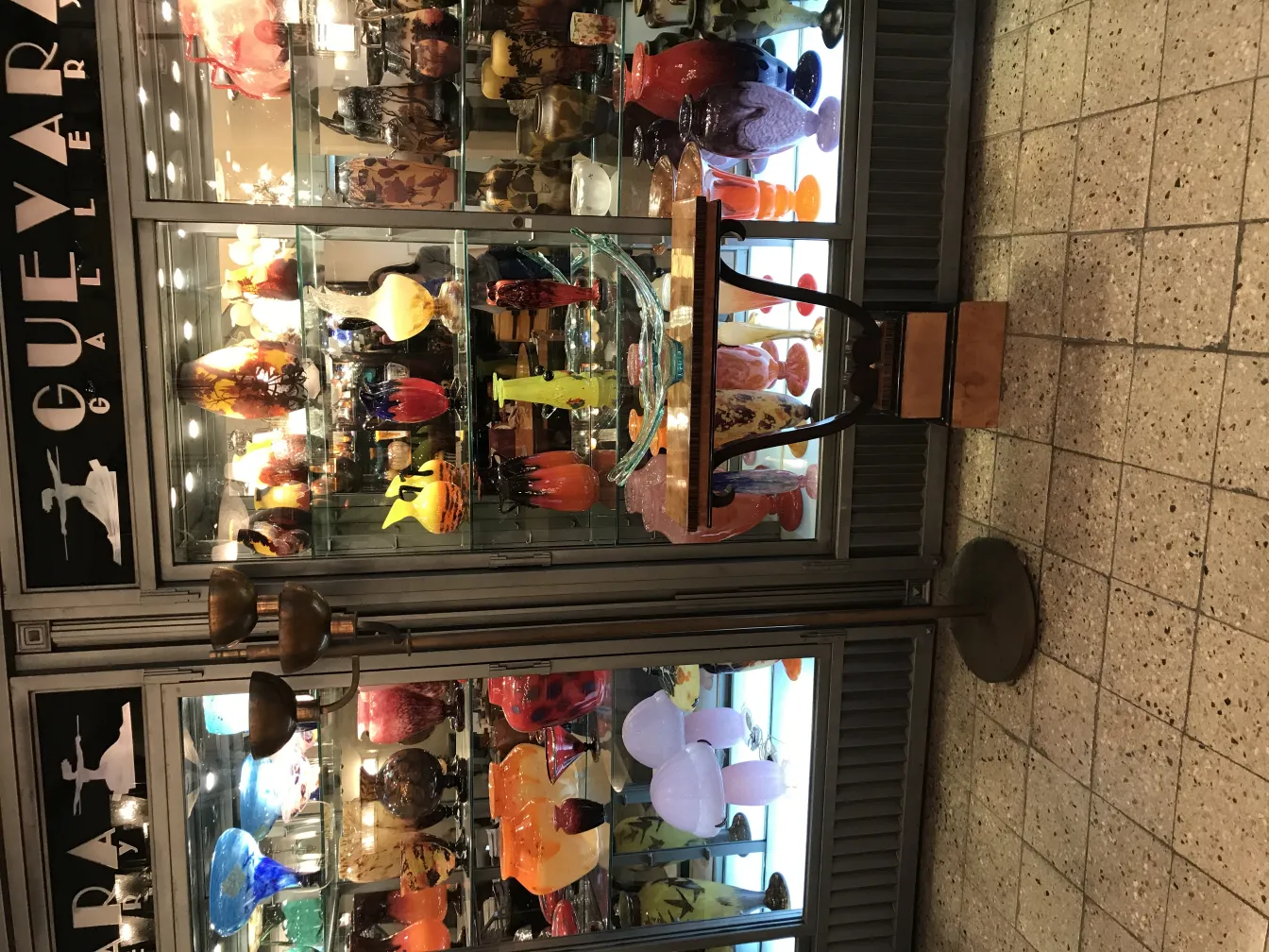 古い二灯式フロアランプ、アンティークな環境にスタイリッシュ。