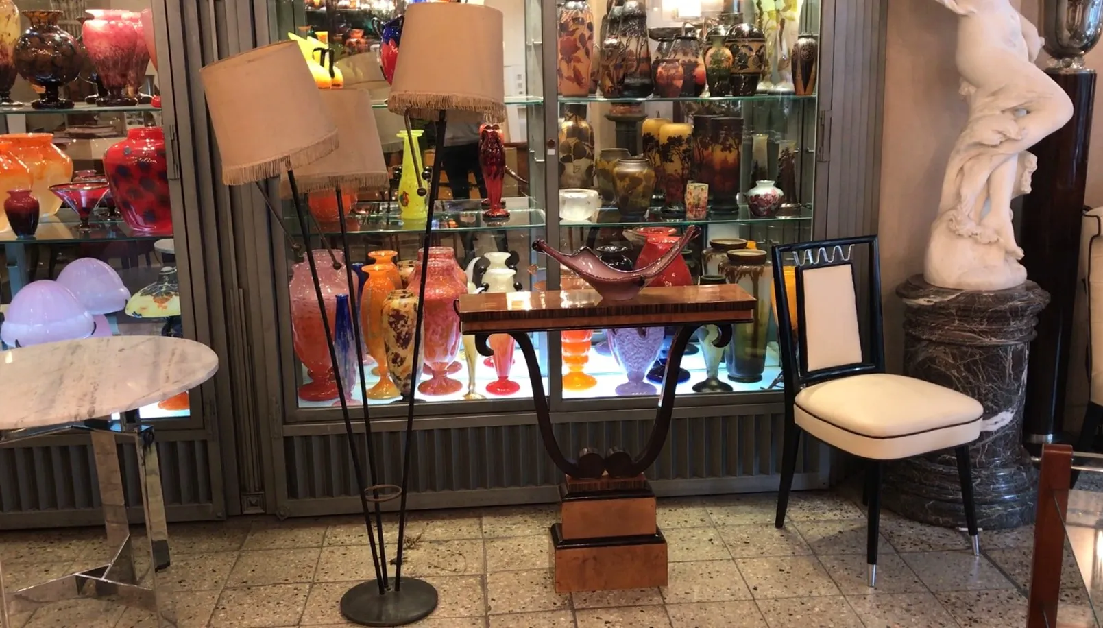 antike Stehleuchte von Jean royère mit hellen Stoffschirmen und bunten Vasen im Hintergrund