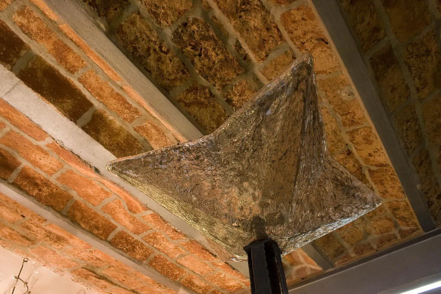 antike stehleuchte mit sanftem Licht und breitem Schirm in gemütlicher Umgebung