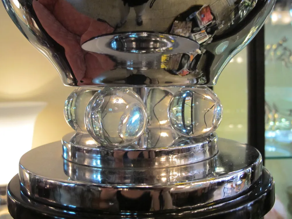 古董落地灯，圆形玻璃底座，在优雅环境中柔和发光。