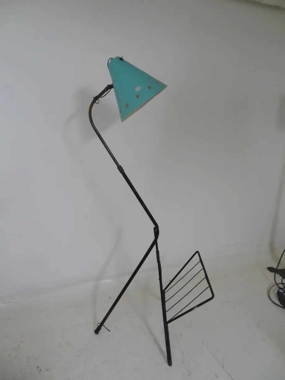 античный торшер с синей абажуром в нейтральной обстановке