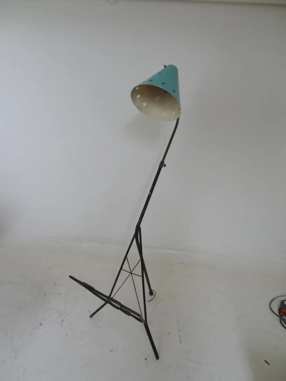 오래된 플로어 램프 파란 쉐이드와 장식 세부정보