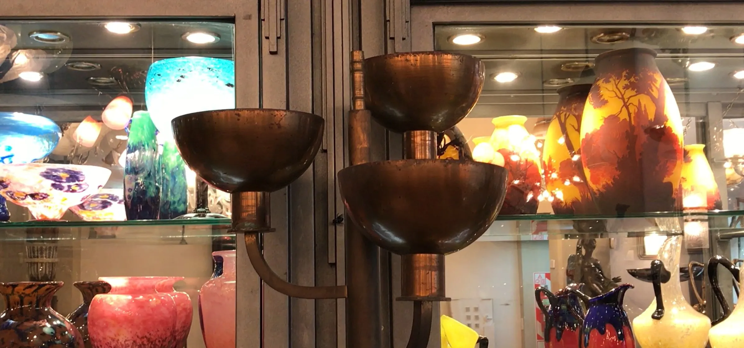 luminaria de pé antiga com duas lâmpadas, fundo com itens decorativos