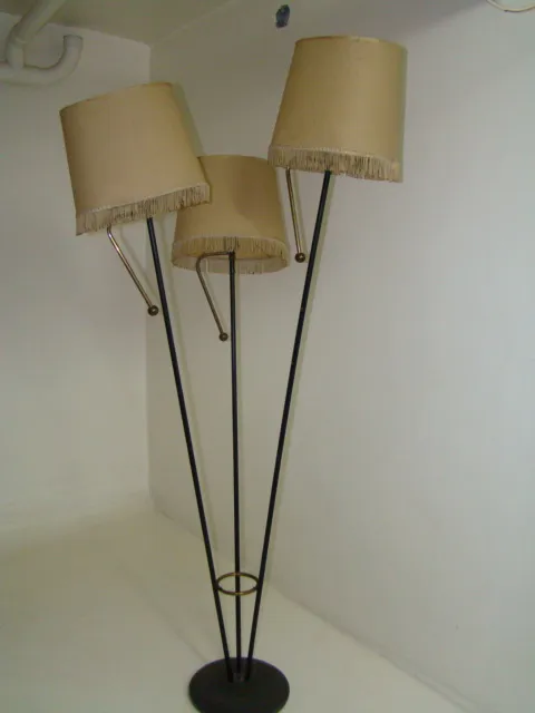 Lampada da terra antica di Jean Royère con tre paralumi beige e base in metallo.